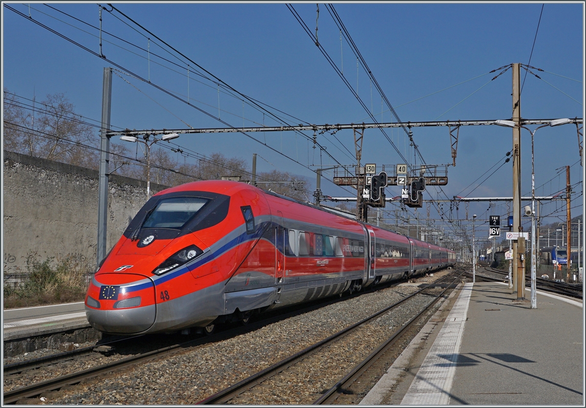 Der Trenitalia FS ETR 400 048 ist als FR 9291 von Paris Gare de Lyon nach Milano Centrale unterwegs und erreicht Chambéry-Challes-les-Eaux, wo der Zug einen fahrplanmässigen Halt hat. Neben der schweren Gleichstromfahrleitung zeigt sich auf die wuchtige Signalbrücke im Hintergrund als landestypischen Merkmal. 

20. März 2022