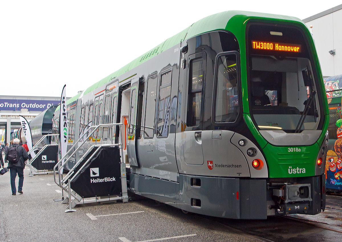 
Der Triebwagen 3018 der Stadtbahn Hannover welche von der üstra Hannoversche Verkehrsbetriebe AG betriben wird, ausgestellt auf der InnoTrans 2014 in Berlin (26.09.2014).

Der TW 3000 (Herstellerbezeichnung Zweiteiliger Hochflurgelenktriebwagen GTZ6-H) ein Stadtbahnfahrzeug der üstra Hannoversche Verkehrsbetriebe AG das ab 2013 von dem Konsortium aus Vossloh Kiepe, Alstom Transport und HeiterBlick hergestellt wird. Alstom Transport Deutschland baut die Fahrgestelle und Räder, Vossloh Kiepe die elektrische Ausstattung sowie HeiterBlick in Leipzig baut die Wagenkästen, die Endmontage findet auch in Leipzig statt.

Die TW 3000 werden nach und nach die verbliebenen TW 6000 ersetzen, die nach über 30 Jahren Betrieb das Ende ihrer wirtschaftlichen Nutzbarkeit erreicht haben. Die 39,8 Tonnen schweren Stadtbahnen sollen einen circa 15 Prozent niedrigeren Energiebedarf haben. Die vier Motoren haben eine Leistung von jeweils 125 kW. Die Fahrerarbeitsplätze erhalten Memorysitze, die sich bei jedem Fahrer automatisch auf dessen Größe und Gewicht einstellen. Als Innovation wird es ein farbiges Lichtkonzept geben, das drei verschiedene Beleuchtungen ermöglicht: eine wärmende gelbe Farbe für kühle Tage, ein kühles Blau für warme Tage und ein beruhigendes Grün für Veranstaltungsverkehre.

Technische Daten:
Spurweite: 1.435 mm
Achsanordnung: Bo’2’Bo’
Bauart : Hochflurgelenktriebwagen
Ausführung:  Zweirichtungswagen
Fahrzeuglänge: 25.160  mm
Fahrzeugbreite: 2.650  mm
Fahrzeughöhe: 3.750  mm
min. Gleisradius: 23 m
Motorleistung: 4 x 125 kW = 500 kW
Höchstgeschwindigkeit: 80 km/h
Nennspannung:  600 / 750 V DC 
Sitzplätze: 54
Stehplätze (4 p/m²): 113
