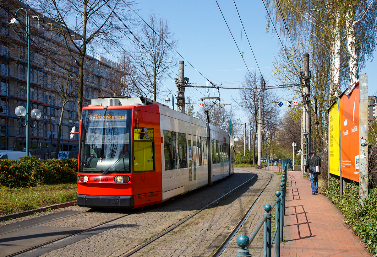 Der Triebwagen 9466 der SWB (Stadtwerke Bonn Verkehrs GmbH) am 31.04.2016 kurz vor dem Erreichen der Haltestelle Beuel Bahnhof, als Linie 62 nach Oberkassel. Der Triebwagen ist ein 1994 gebauter Niederflur-Straßenbahnwagen vom Düwag Typ R1.1, Bauart NGT6 (6xGlNfTwZR). 