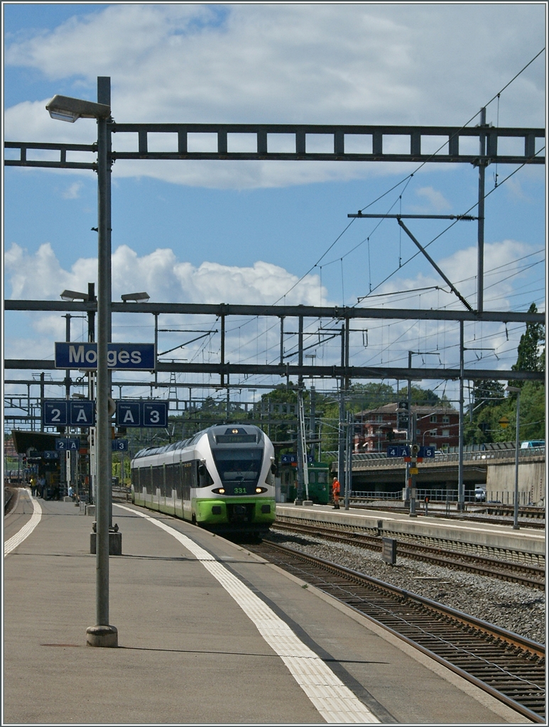 DER TRN RABe 527 331 im neuen Farbkleid in Morges. 
27. Juli 2015