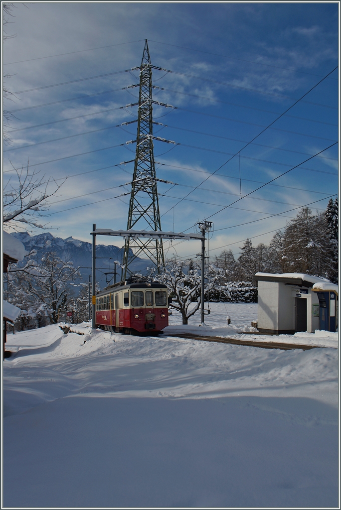Der trotz bestem Wintersportwetter solo fahrende CEV BDeh 2/4 75 erreicht auf seiner Fahrt als Regioanlzug 1383, von Blonay (622 mM) nach Les Pleiades (1348 mM) unterwegs, den Halt Fayaux 970 mM). 21. Jan. 2015