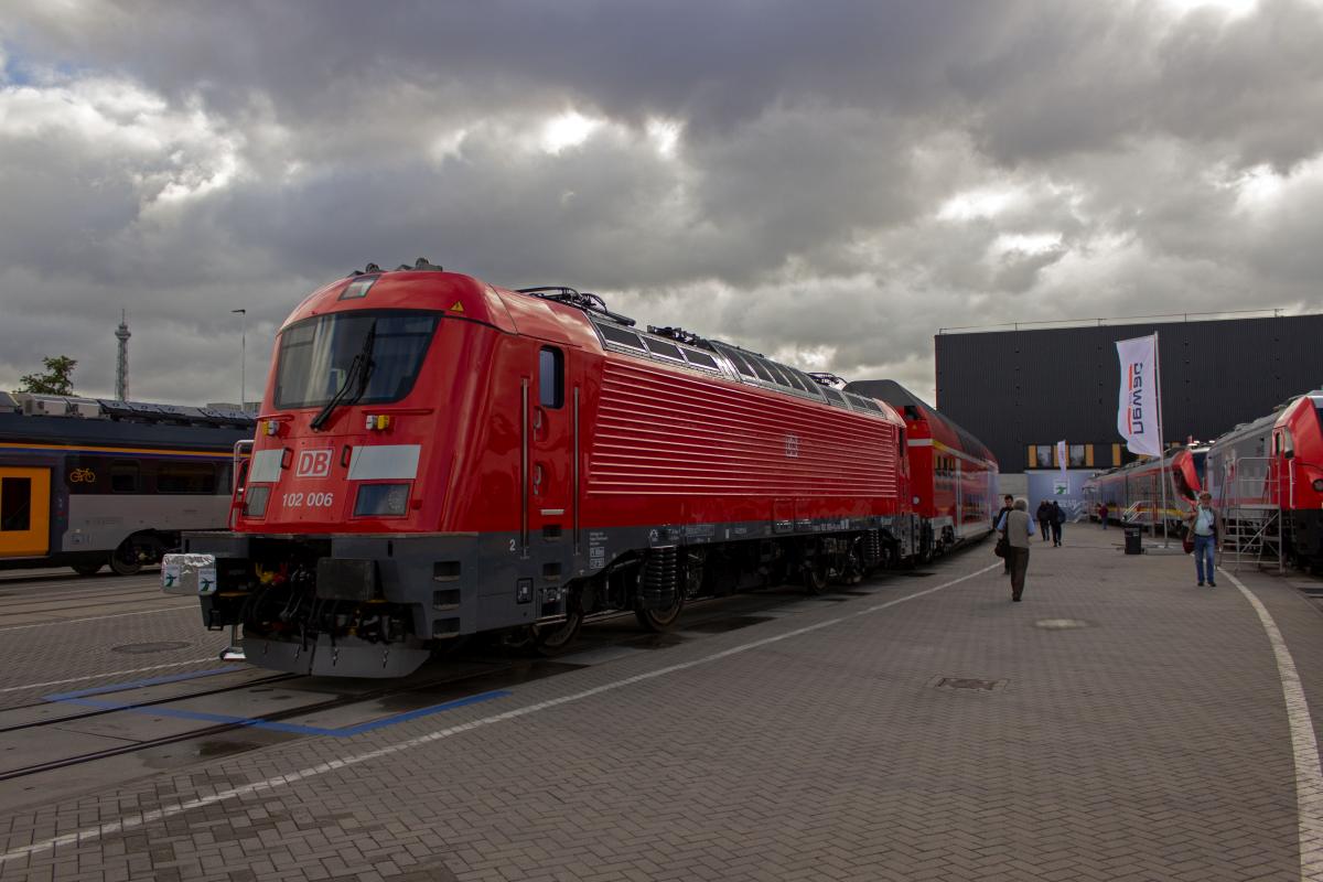 Der tschechische Hersteller Skoda hat fr den Betrieb der RegionalExpress-Zge ber die Schnellfahrstrecke zwischen Mnchen und Nrnberg sechs Doppelstockgarnituren hergestellt, die mit einer Lok der Baureihe 102 (Skoda-Bezeichnung 109E) bespannt werden. Eine auf drei Wagen verkrzte Garnitur mit 102 006 am Ende stand auf der Innotrans.