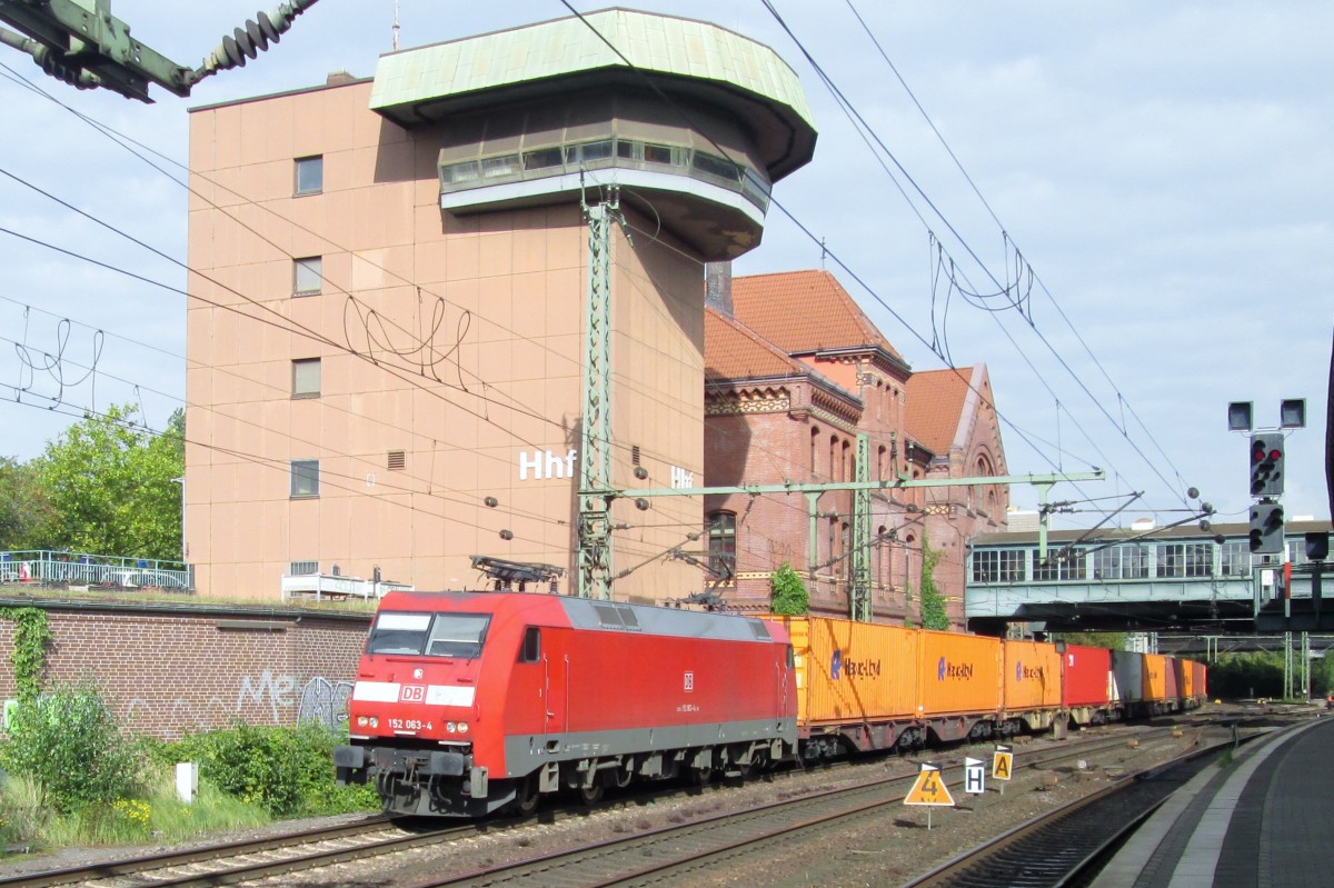 Der Turm von Hamburg-Harburg schaut zu, weil der Fotograf der 152 063 auf den Chip brannt.