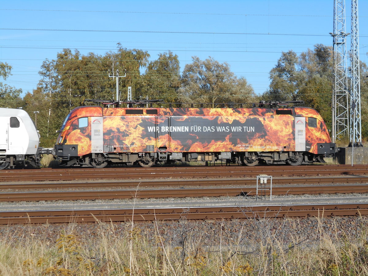 Der TXL Taurus ES64U2 072,am 13.Oktober 2018,im Rostocker Seehafen.