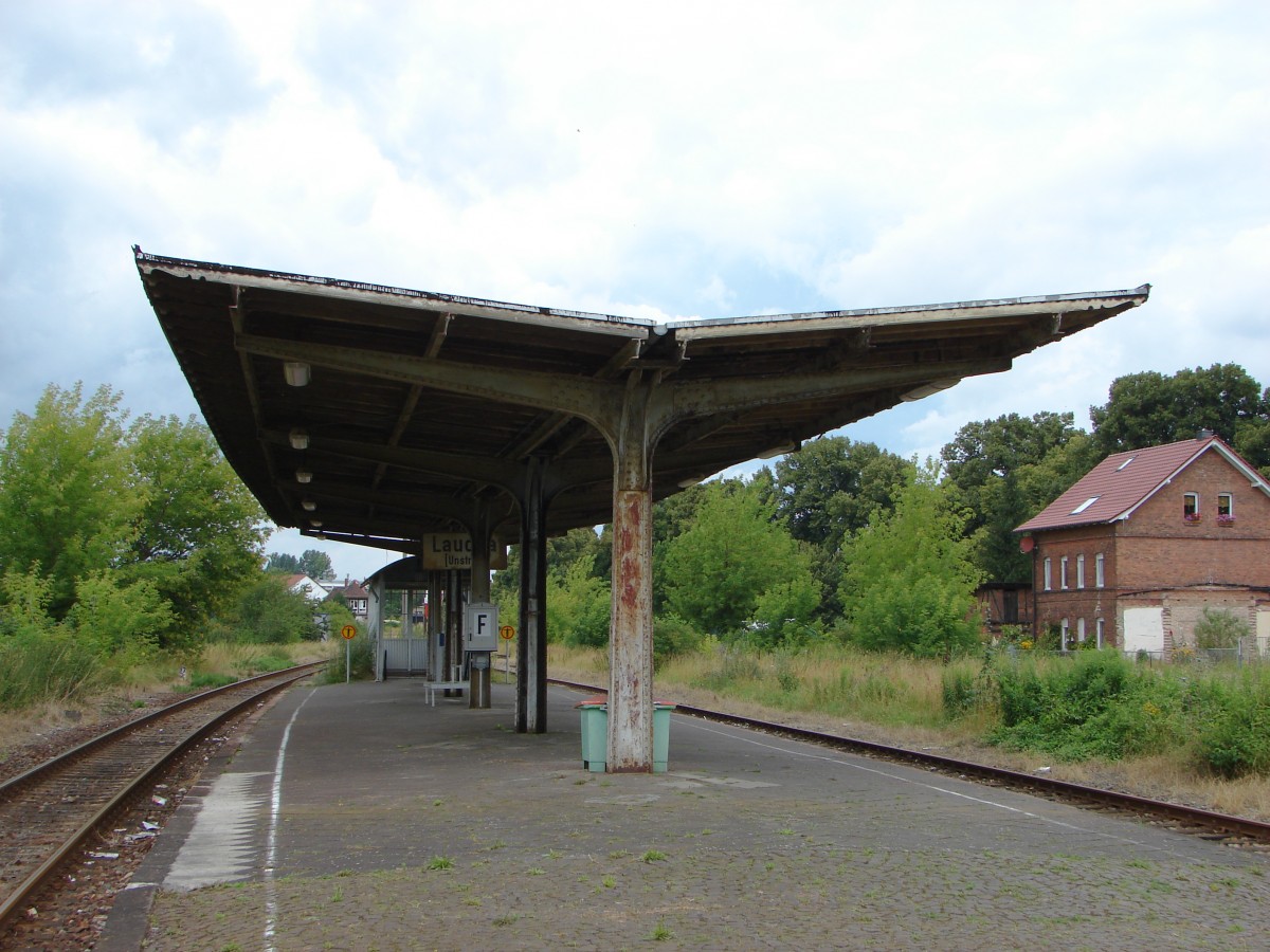 Der überdachte Mittelbahnsteig in Laucha, am 12.07.2009. (Foto: Dieter Thomas)