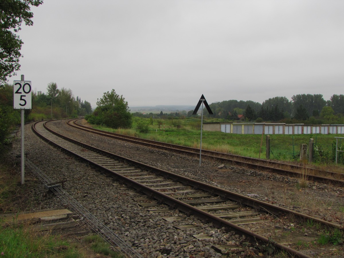 Der Unstrutbahn-Kilometer 20,5 mit Kilometertafel und altem Kilometerstein, am 13.09.2014 in Karsdorf.