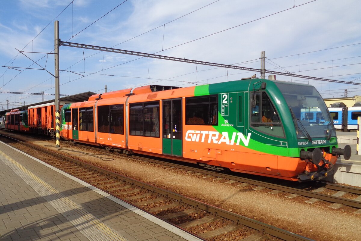 Der Ur-GTW ist heute in die Tschechei: GW Train 654-13 steht am 21 September 2018 in Ceske Budejovice. Der Wagen ins Mitten des Züges ist für Fahrradtransport.