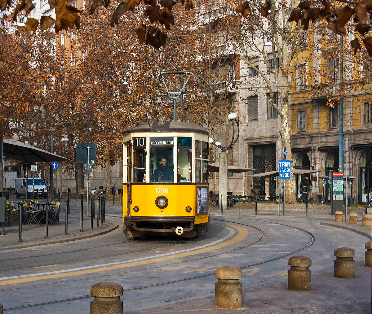 Der  Ventotto  1719 (ATM-Baureihe 1500) aus dem Jahre 1928 als Linie 10 (Viale Lunigiana - Piazza XXIV Maggio) hat gerade die Haltestelle Arco Della Pace und fhrt nun ber die Piazza Sempione weiter (Mailand am 28.12.2015).