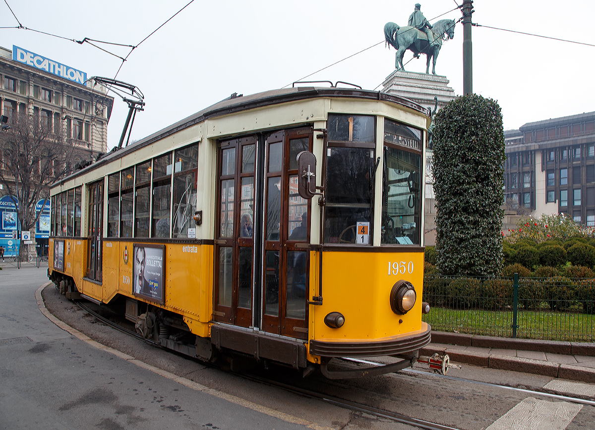 Der  Ventotto  1950 am 28.12.2015 als Linie 1 an der Endhaltestelle Piazza Castelli in Mailand. 

Die ATM-Baureihe 1500 besser bekannt als  Ventotto  (italienisch fr achtundzwanzig) abgeleitet vom ersten Baujahr der Serienwagen im Jahr 1928, ist ein ursprnglich mit 502 Wagen mit den Betriebsnummern 1501 bis 2002 umfassender Triebwagen-Typ der Mailnder Verkehrsgesellschaft Azienda Trasporti Milanesi (ATM), welche die Straenbahn Mailand betreibt.
Die vierachsigen, viermotorigen und hochflurigen Groraumwagen in Einrichtungsbauweise verfgen noch ber einen Holzaufbau sowie eine Druckluftbremse. Die beiden Prototypen mit den Nummern 1501 und 1502 entstanden in den Jahren 1927–1928, die 500 Serienwagen mit den Nummern 1503–2002 in den Jahren 1928–1930. ber 100 von ihnen sind noch in Betrieb, sie sind – noch vor den Lissabonner Remodelados – die ltesten planmig eingesetzten Straenbahnwagen in Europa. Aufgrund ihres relativ geringen Fassungsvermgens fahren sie nur noch auf den weniger frequentierten Linien 1, 5, 19, 23 und 33, als Verstrker auerdem auch auf der Linie 2.

Die Ventotto-Baureihe basiert auf den ab 1914 gebauten Peter Witt-Wagen aus den Vereinigten Staaten. An der Produktion der 502 Wagen fr Mailand waren insgesamt sechs Unternehmen beteiligt, die Drehgestelle lieferte FIAT zu:
Societ Italiana Carminati & Toselli, Nr.1501–1612 (112 Wagen)
Societ Italiana Ernesto Breda, Nr.1613–1722 (110 Wagen)
Officine Meccaniche di Reggio Emilia, Nr.1723–1772 (50 Wagen)
Officine Meccaniche (OM), Nr.1773–1882 (110 Wagen)
Officine Elettroferroviarie Tallero (OEFT), Nr.1883–1992 (110 Wagen)
Officine Meccaniche Lodigiane (OML), Nr.1993–2002 (10 Wagen)


Technische Daten:
Spurweite: 1.435 mm
Achsformel: Bo'Bo'
Stromsystem: 600 V DC (=)
Baujahr: 1927 bis 1930
Lnge ber alles: 13.890 mm
Hhe: 3.230 mm
Breite: 2.350 mm
Drehzapfenabstand: 7.200 mm
Achsabstand im Drehgestell: 1.625 mm
Treibraddurchmesser: 680 mm
Dienstgewicht: 15 t
Sitzpltze:	29
Stehpltze: 101
Fubodenhhe: 742 mm
Leistung: 4 x 21 kW (84 kW)
Hchstgeschwindigkeit: 42 km/h
Motoren: 4 Stck vom Typ TIBB Milano 28 oder Ansaldo LC 221
