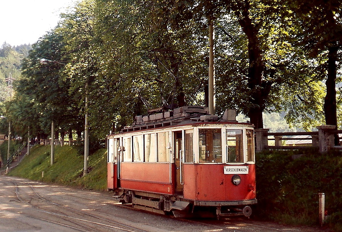 Der Verschubwagen 31 (SIG/BBC 1898) der Innsbrucker Straenbahn gehrt zu einer Serie von neun Triebwagen, die 1950 von der Basler Straenbahn als Ersatz fr Kriegsverluste gekauft und etwa bis Mitte der 1960er Jahre im Liniendienst eingesetzt wurden. Das Fahrzeug befindet sich heute bei der Museumsstramway Klagenfurt See. Das Foto entstand im Sommer 1977 im Bergiselbahnhof Innsbruck.