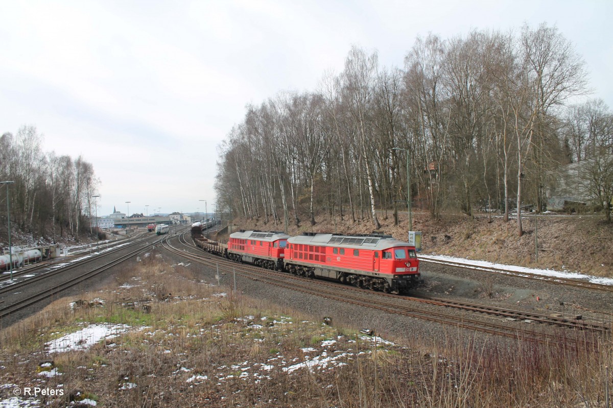 Der verspätete 51714 Nürnberg - Seddin, gezogen von 233 306 + defekter 233 233 beim durchfahren von Marktredwitz. 05.03.16