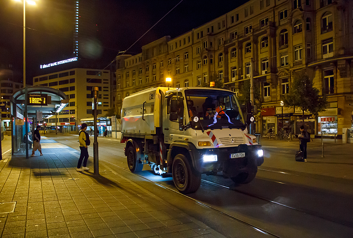 
Der VGF Zweiwege-Unimog U 500 mit Gebr. Trilety Schienenrillenreinigungsgerät „SRG“ am 18.06.2018 (0:38 Uhr) bei der Straßenbah-Haltestelle Frankfurt am Main Hauptbahnhof.