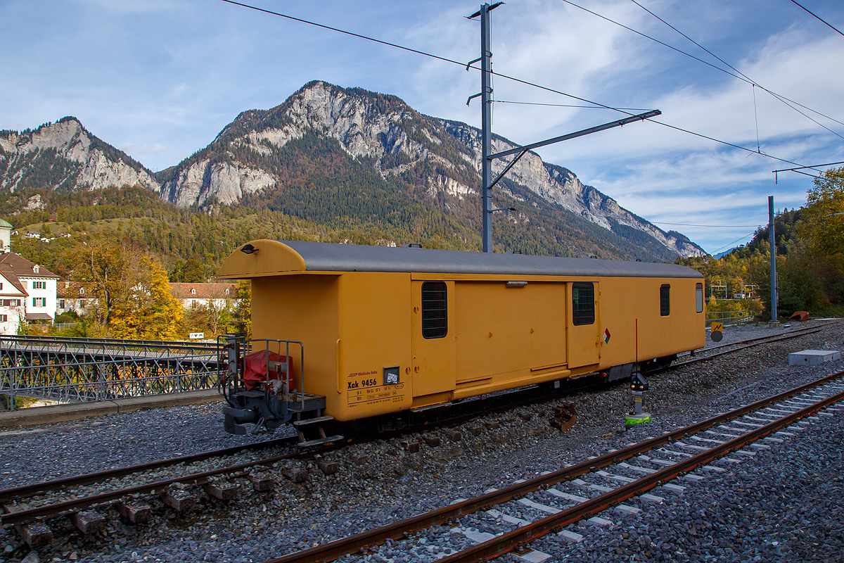 Der vierachsige Werkstattwagen mit einer offenen Plattform RhB Xak 9456 am 01.11.2019 abgestellt beim Bahnhof Reichenau-Tamins (aufgenommen aus einem Zug heraus). Der Wagen ist der ehemalige Postwagen Z 95 mit einer offenen Plattform.

TECHNISCHE DATEN
Hersteller:  SWF
Baujahr: 1966
Lebenslauf: ex Z 95 bis 2001, ex Z 13095 bis 2003
Spurweite: 1.000 mm
Lnge ber Puffer:  16.870 mm 
zulssige Geschwindigkeit: 90 km/h
Eigengewicht:  18 t
Ladegewicht:  9 t
Ladeflche: 34,1 m
