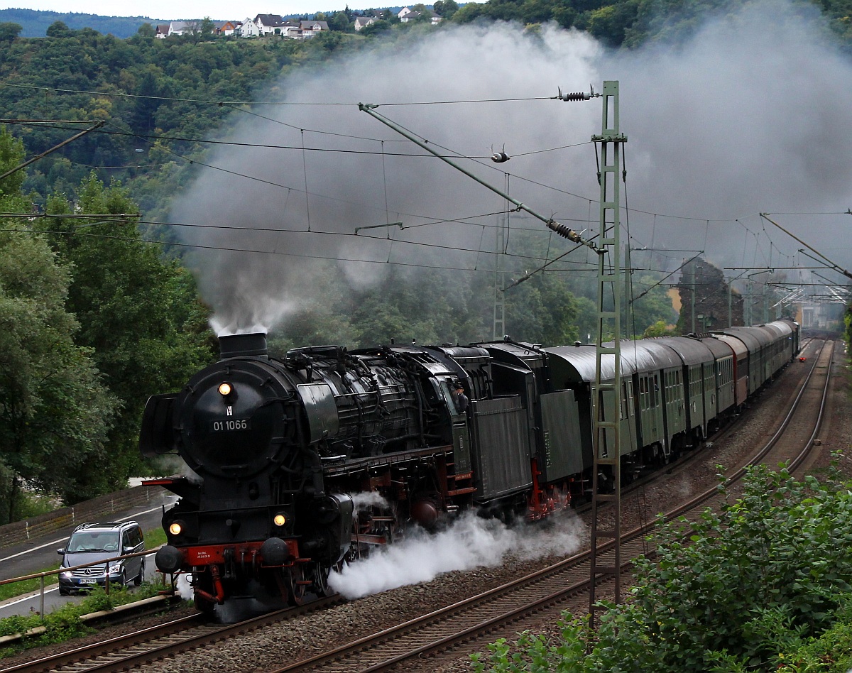 Der vierte Dampf-Sonderzug zum  Rhein in Flammen  wurde von 01 1066 gezogen die Bacharach ordentlich einnebelte...sie hatte aber etwas Unterstützung am Zugende. 14.09.2013