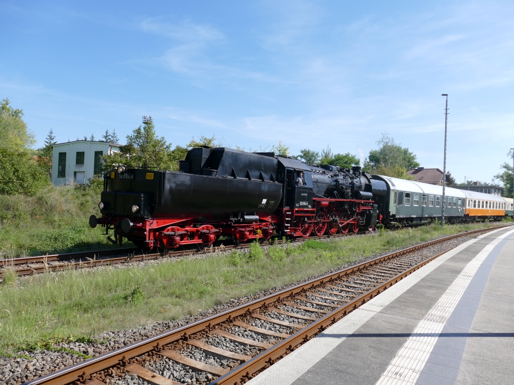 Der vierte Sonderzug zum Winzerfest 2023 war mit Dampflok bespannt. Ankunft der EMBB 52 8154 mit DPE 26785 aus Webau am 09.09.2023 in Karsdorf. Der Sonderzug ist am Morgen in Leipzig-Plagwitz gestartet und wegen Bauarbeiten am B� in Nonnewitz �ber Zeitz, Profen und die MIBRAG-Anschlussbahn gefahren.