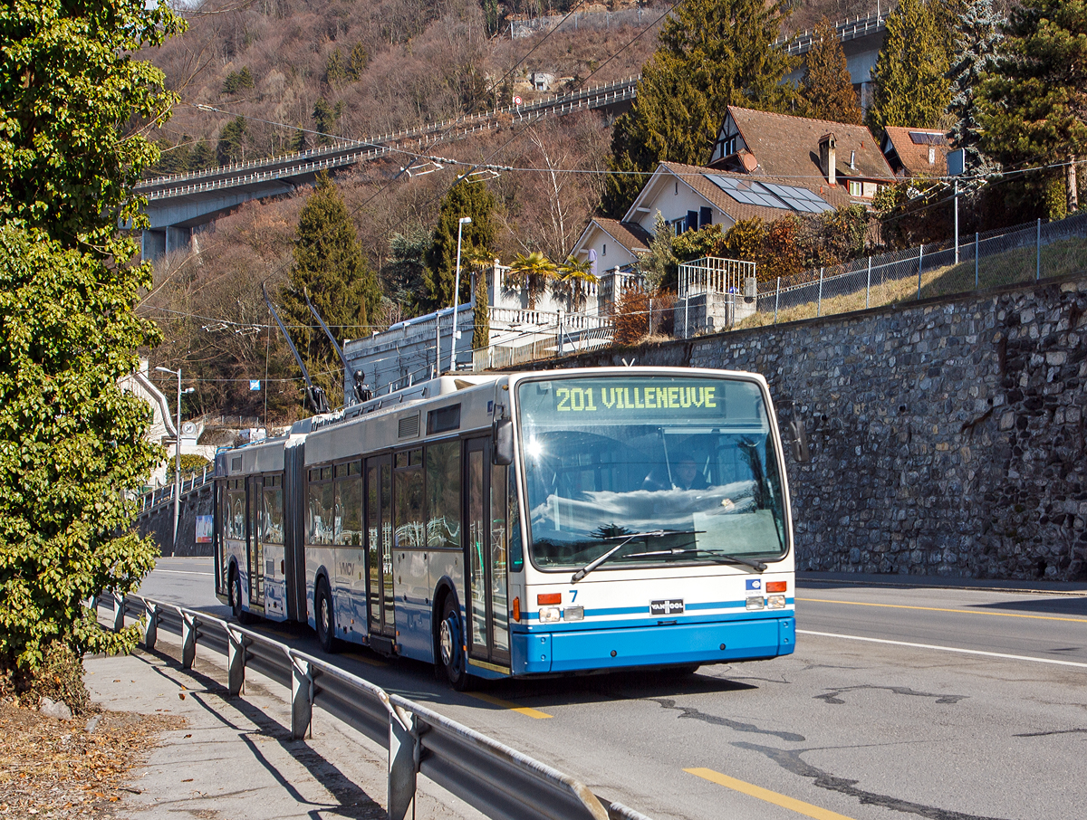 
Der VMCV Trolleybus Nr. 7 (Linie 201) fhrt am 26.02.2012 bei Veytaux Grandchamp in Richtung Villeneuve. In Deutschland sind Trolleybusse besser bekannt unter dem Begriff Oberleitungsbus oder O-Bus. 

Fr die neun Umlufe auf der Linie 201 besitzt die VMCV (Transports publics Vevey–Montreux–Chillon–Villeneuve) derzeit 16 niederflurige Gelenkwagen mit den Betriebsnummern 1, 3–14 und 16–18. Sie wurden vom belgischen Unternehmen Van Hool produziert, die elektrische Ausrstung lieferte Kiepe zu. Die Wagen gingen zwischen 1994 und 1996 in Betrieb. Die Van Hool-Wagen mit der Typenbezeichnung AG 300 T wurden eigens fr die VMCV konzipiert, gleichartige Wagen gingen spter auch an den Oberleitungsbus Esslingen am Neckar, an den Oberleitungsbus Salzburg, an den Oberleitungsbus Solingen und an den Oberleitungsbus Arnheim. 

Der Van Hool-Niederflur-Gelenk-Trolleybus AG 300 T mit Kiepe Drehstrom-Traktionsausrstung fr die VMCV hat folgende 
T E C H N I S C H E     D A T E N:
Ausfhrung: Dreiachsiger Gelenk-Trolleybus
Niederfluranteil: 100%
Lnge: 17.980 mm
Breite: 2.490 mm
Einstieghhe: 330 mm
Getriebebersetzung: 11,265 : 1
Bereifung: 275/70 R-22,5
Fahrzeuggewicht (leer): 18,1 t
Fahrzeugkapazitt: 41 Sitzpltze / 90 Stehpltze
Hchstgeschwindigkeit 65 km/h
Anfahrbeschleunigung 1,07 ms-2
Bremsverzgerung (elektrisch) 1,20 ms-2 
Eingangsspannung: DC 600 V (+ 20%, -30%)
Hauptantrieb: Fahrmotor eigenbelfteter 4-poliger Drehstrom-Asynchronmotor Typ 4 ELA 1662-L (Gewicht von 630 kg)
Dauer-Nennleistung:142,5 kW
Stundenleistung: 180 kW
Nenndrehzahl: 1.463 min-1
Stromabnehmer: Kiepe OSA 274 mit pneumatischer Schnellabsenkung und Entgleisungserkennung
Notfahraggregat: Luftgekhlter 4-Zylinder-Turbo-Dieselmotor vom Typ DEUTZ BF 4L 1011
Leistung: 53 kW bei 2.800 min-1
Drehstrom-Asynchron-Generator mit Drehsrom-Brckengleichrichter
Nennleistung: 40/44 kW, 600 V

Der Trolleybus Vevey–Villeneuve ist eine 12,75 km lange Trolleybus-berlandstrecke, die als Linie 201  (bis 11. Dezember 2010 Linie 1) in das lokale Autobus-Netz der Betreibergesellschaft Transports publics Vevey–Montreux–Chillon–Villeneuve (VMCV) integriert ist. Die Linie fhrt durch die Gemeinden Vevey, La Tour-de-Peilz, Montreux, Veytaux sowie Villeneuve und bedient insgesamt 41 Haltestellen. Die Route verluft dabei vollstndig entlang des Nordufers des Genfersees (Waadtlnder Riviera) und folgt weitgehend der Hauptstrasse 9. 

Der VMCV Trolleybus ist der Nachfolger der bis 1958 betriebenen Straenbahn, von der einer der letzten Beiwagen heute noch bei der Museumsbahn Blonay–Chamby existiert, siehe http://hellertal.startbilder.de/bild/schweiz~museumsbahnen-und-vereine~b-c-blonay-chamby/468370/beiwagen-voraus-wird-geschoben-von-dem.html 

Erste Planungen die 13,0 Kilometer lange Straenbahn entlang der Waadtlnder Riviera zu ersetzen gab es bereits 1938, doch erst 1955 begannen die Bauarbeiten fr den Trolleybus. Der erste Abschnitt der Strecke ging im April 1957 in  Betrieb, im Januar 1958 erfolgte der Betrieb der letzten Abschnitte, dieses markierte schlielich auch die endgltige Einstellung der Straenbahn. 

Anfangs verkehrte der Trolleybus im 7,5-Minuten-Takt (heute 10-Minuten-Takt), die Straenbahn fuhr zuvor alle acht Minuten. Die Reisezeit betrgt ca. 38 Minuten fr eine komplette Strecke.
