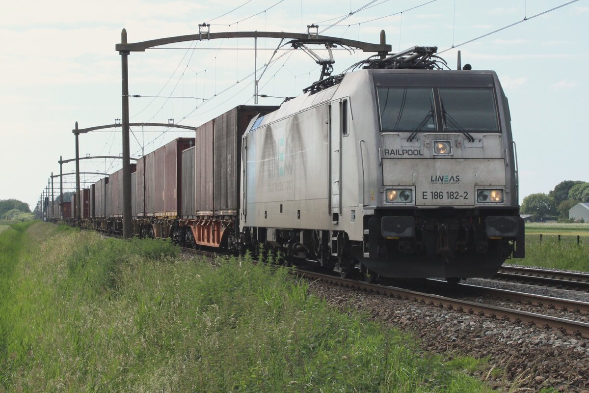 Der Volvozug mit Lineas 186 182 durchfahrt am 5 Juni 2024 Hulten.