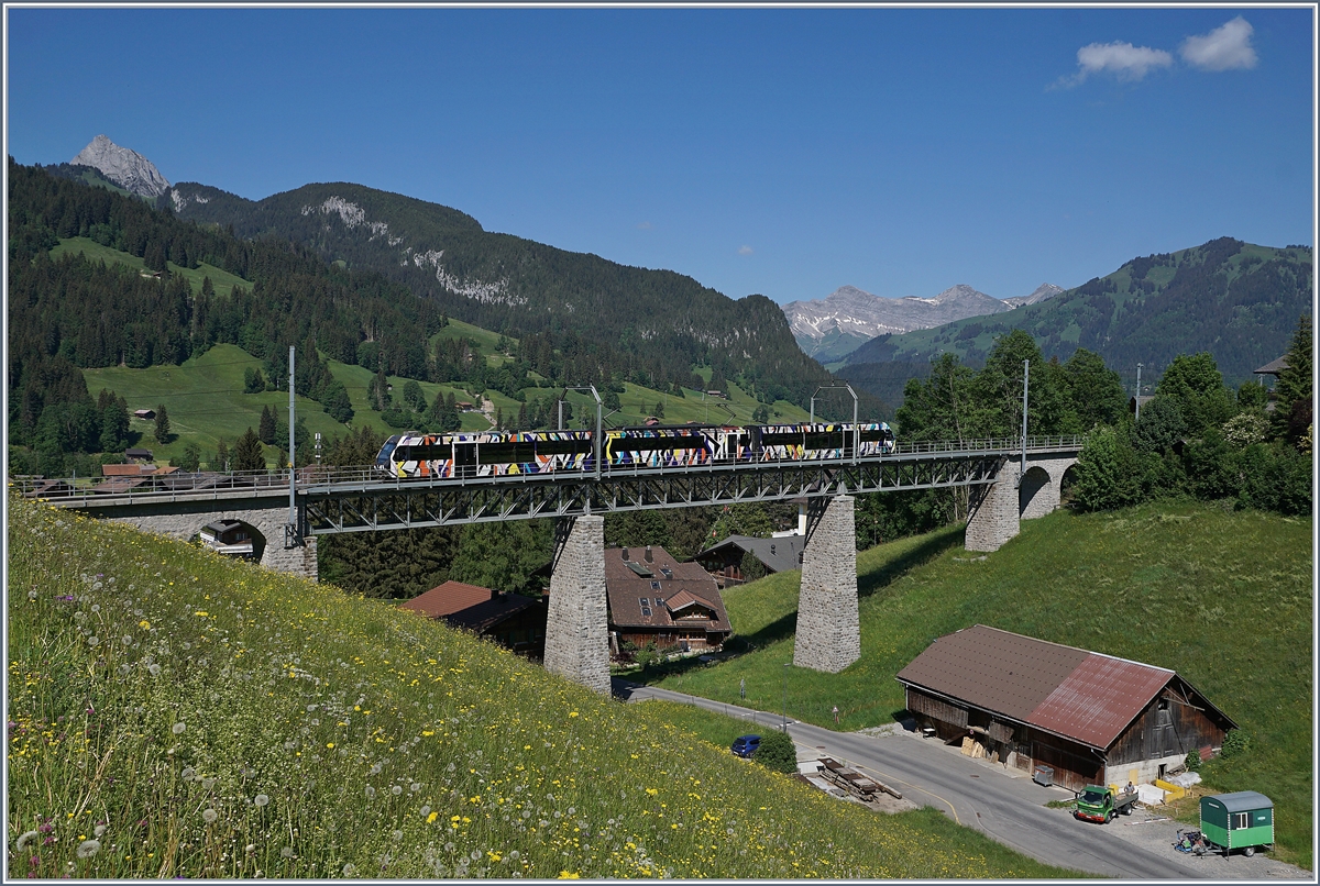 der Von Sarah Morris gestaltete Lenkerpendel  Monarch  auf dem Weg nach Rougemont dem 109 Meter langen Grubenbach Viadukt bei Gstaad.

2. Juni 2020