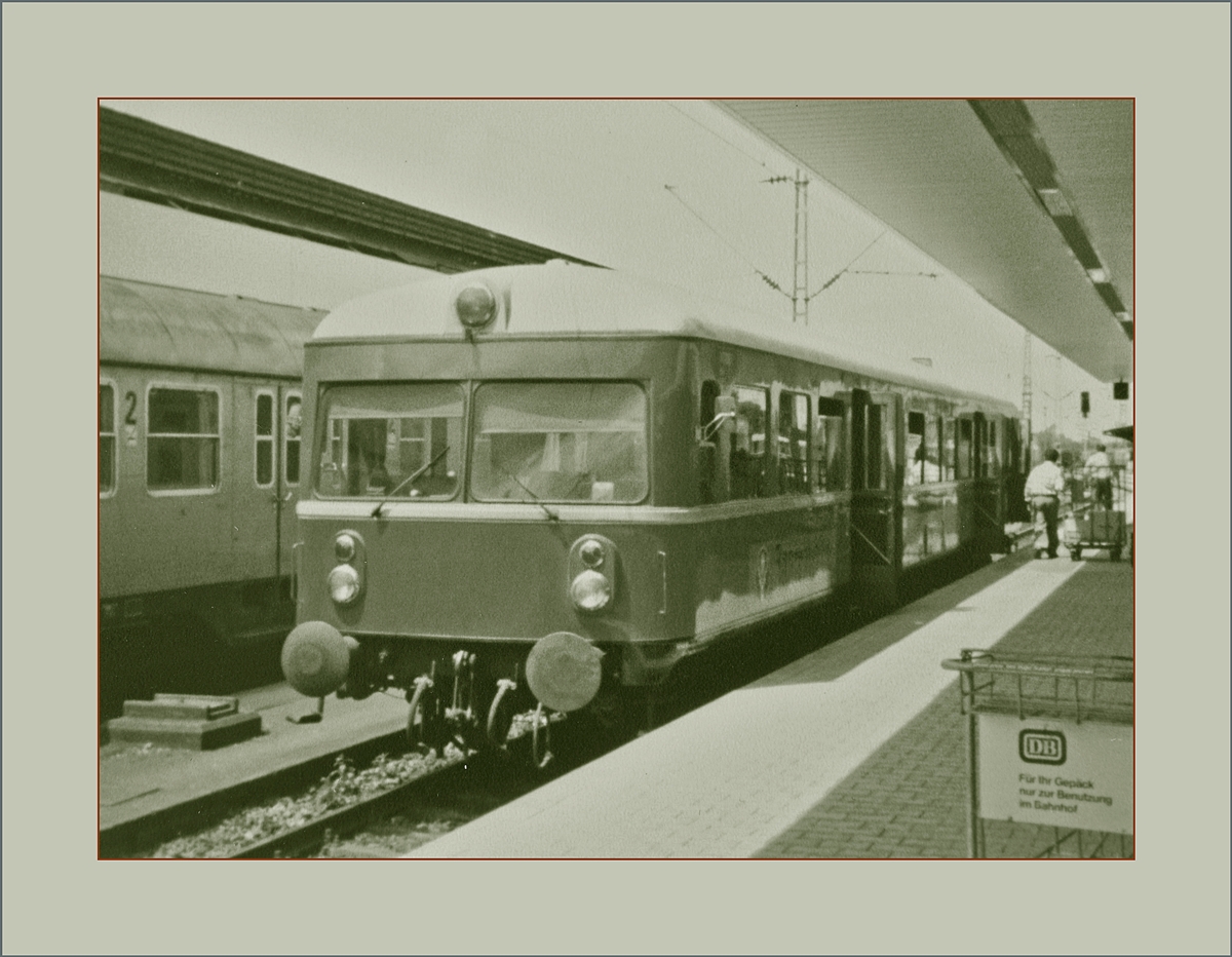 Der VT 109 wartet in Basel Bad. Bf auf Fahrgäste in Richtung Kandern. 

Analog Bild vom 04. Juli 1981