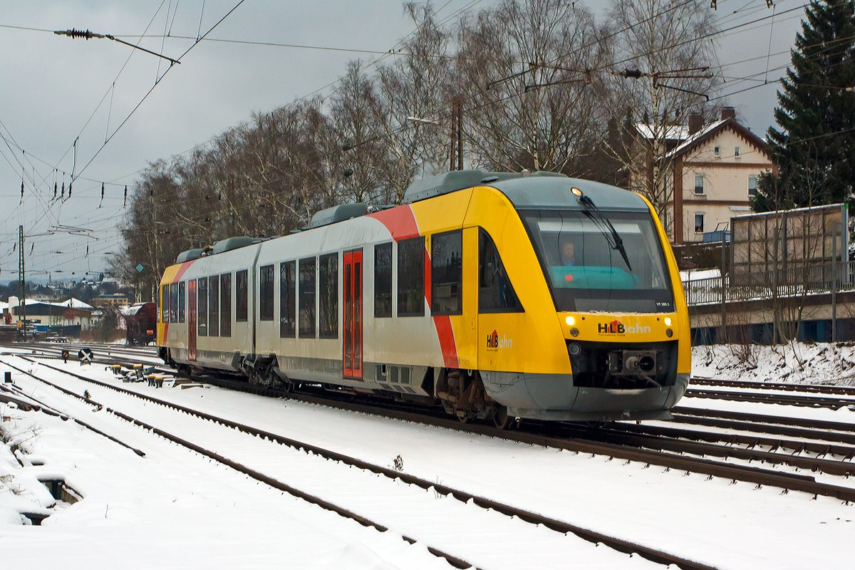 
Der VT 265 (95 80 0648 165-8 D-VCT /95 80 0648 665-7 D-VCT) ein Alstom Coradia LINT 41 der HLB Hessenbahn GmbH (Betreiber der DreiLänderBahn) fährt am 29.12.2014 als als RB 93  Rothaarbahn  (Bad Berleburg - Kreuztal - Siegen Hbf) von Kreuztal weiter in Richtung Siegen. 

Der Alstom Coradia LINT 41 wurde 2004 von Alstom (LHB) in Salzgitter unter der Fabriknummer 1188-015 für die vectus Verkehrsgesellschaft mbH gebaut, mit dem Fahrplanwechsel am 14.12.2014 wurden alle Fahrzeuge der vectus nun Eigentum der HLB, die Hessische Landesbahn hatte 74,9% der Gesellschaftsanteile. Wie diesser tragen z.Z. die Dieseltriebzüge noch die Bezeichnung und NVR-Nummer der vectus. 