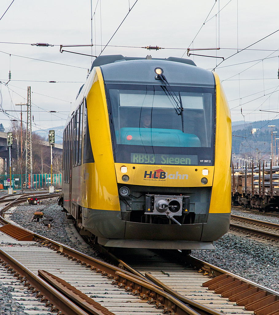 
Der VT 267 (95 80 0648 167-4 D-HEB / 95 80 0648 667-3 D-HEB) ein Alstom Coradia LINT 41 der HLB (Hessische Landesbahn), ex Vectus VT 267, am 14.02.2015 als RB 93 Rothaarbahn (Bad Berleburg - Kreuztal - Siegen Hbf) von Siegen-Geisweid (ehem. Hüttental-Geisweid) weiter in Richtung Siegen. 

Hinweis: Bei der Aufnahme stand ich an einem Zaun (sicherer Bereich).