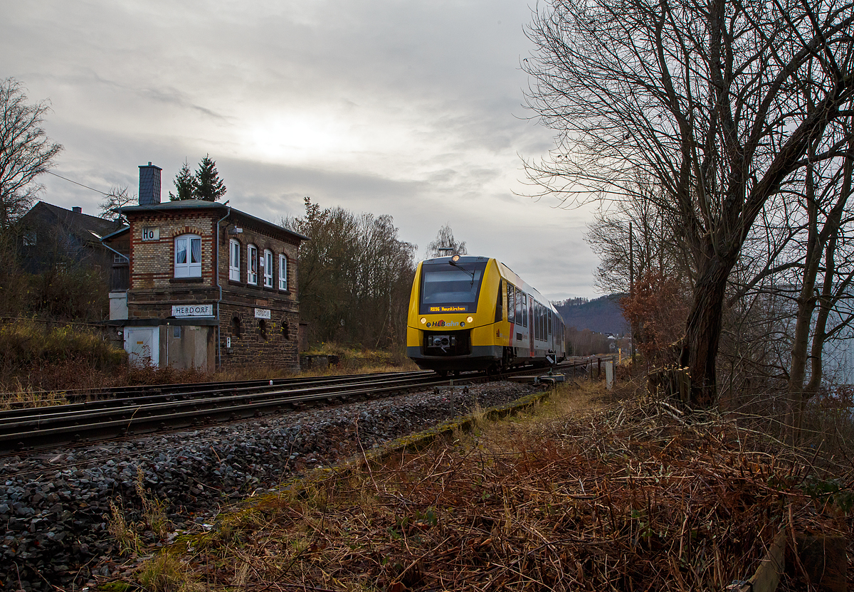 Der VT 503 (95 80 1648 103-7 D-HEB / 95 80 1648 603-6 D-HEB), ein Alstom Coradia LINT 41 neue Generation, der HLB (Hessische Landesbahn GmbH), fährt am 10.12.2021, als RB 96  Hellertalbahn  (Betzdorf /Sieg – Herdorf – Neunkirchen/Siegerland), von Herdorf weiter in Richtung Neunkirchen. Links das Weichenwärter-Stellwerk Herdorf Ost (Ho).