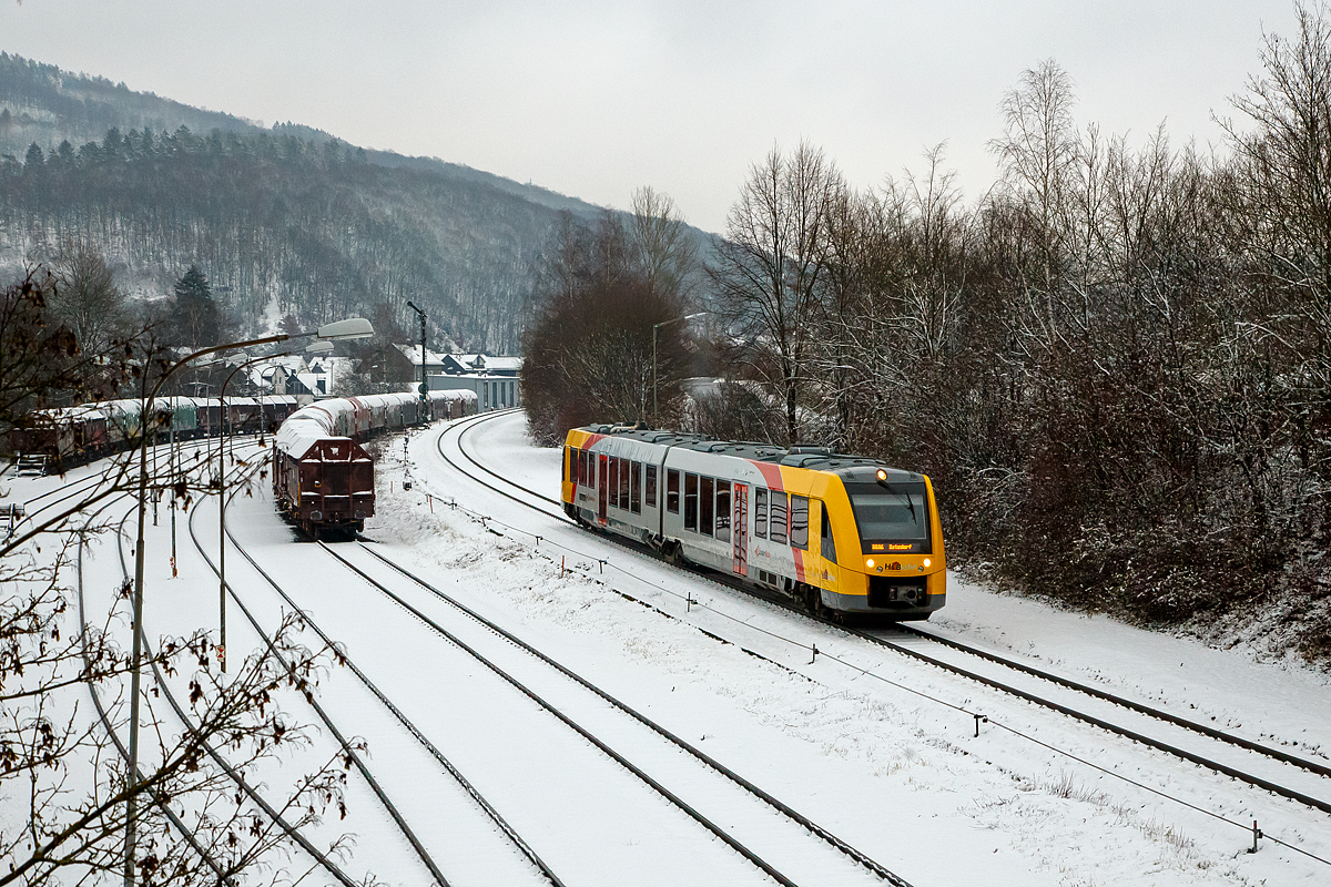 Der VT 504 (95 80 1648 104-5 D-HEB / 95 80 1648 604-4 D-HEB) ein Alstom Coradia LINT 41 der neuen Generation / neue Kopfform der HLB (Hessische Landesbahn GmbH) erreicht am 24.01.2021, als RB 96  Hellertalbahn  (Neunkirchen - Herdorf - Betzdorf), Umlauf 617866, bald den Bahnhof Herdorf.