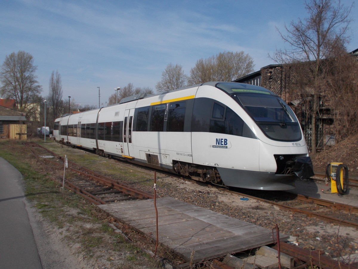 Der VT0014 war,am 11.April 2015,noch nicht in den NEB Farben lackiert und stand deshalb noch unlackiert in der Est Berlin Lichtenberg.