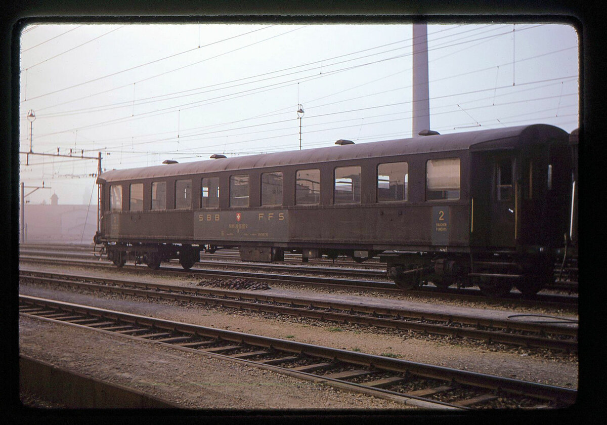 Der Wagen 50 85 20-03 297 entstammt - so weit ich herausfinden konnte - einer Serie 7664-7699 (20-03 262...297) aus den Jahren 1932 bis 1935. Diese Serie war die Fortsetzung einer grossen Stückzahl ähnlicher Wagen, die aber noch genietet und noch nicht geschweisst waren. Biel, 27.September 1970 