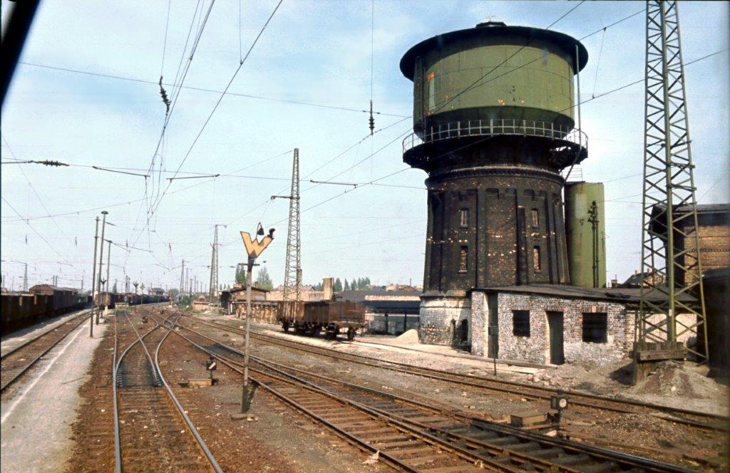 Der Wasserturm am 08.05.1981 im Bw Halle G. (Foto: Klaus Pollm�cher)