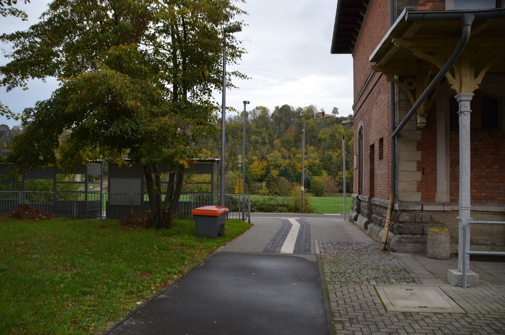 Der Weg von der Bahn-Bus-Schnittstelle zum Bahnsteig, am 21.10.2020 in Nebra. (Foto: Thomas Fritzsche)