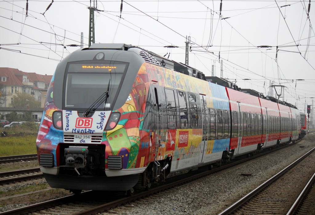 Der Werbe-Hamster 442 354-7 stand am Mittag des 14.11.2014 im Rostocker Hbf rum.