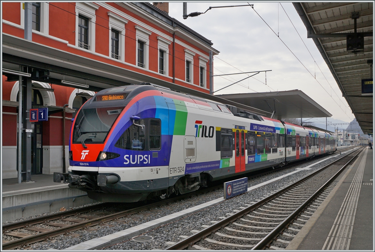 Der Werbeanstrich bekommt dem SBB TILO RABe 524 014  SUPSI  recht gut, finde ich.

Lugano, den 13. März 2023