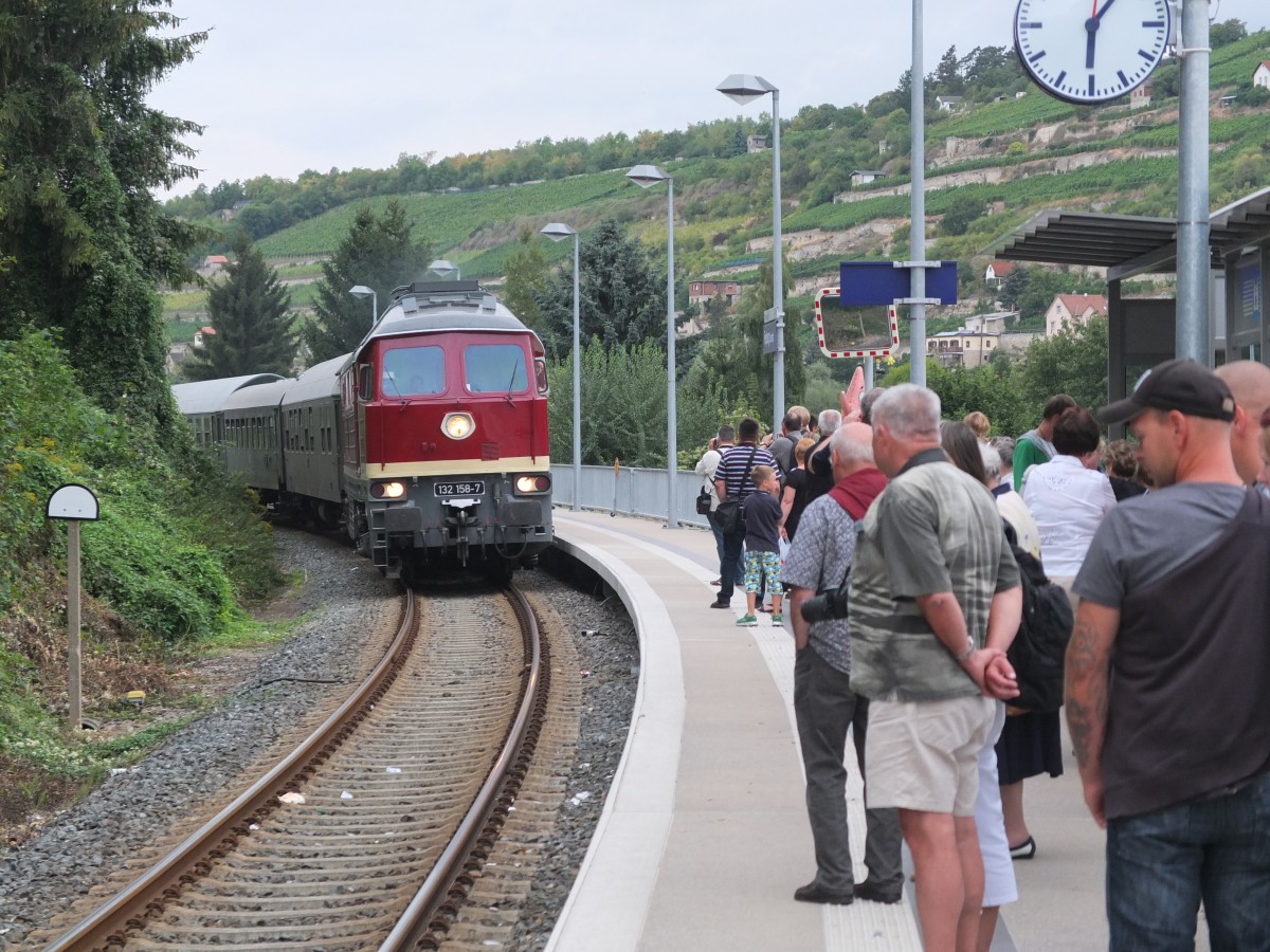 Der Winzerfestsonderzug nach Profen (Leipzig) mit der LEG 132 158-7 erreicht am Abend des 08.09.2013 nach der Abstellung in Karsdorf den Hp Freyburg. Nachdem die Fahrg�ste zugestiegen waren, wurde die Heimreise angetreten. (Foto: Heiko Kern)