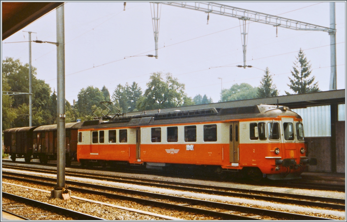 Der WM BDe 4/4 N° 2 wartet mit einem DB Gs und einem SBB Gms als Regionalzug 4928 am 25. Juli 1984 auf die Abfahrt nach Fahrwangen Meisterschwanden. Die 8.23 lange Wohlen - Meisterschwanden Bahn wurde am 17. Dez. 1916 eröffnet und mit 1000 -1200 Volt Gleichstrom betrieben. Eine Umstellung auf Wechselstrom am 18. März 1966 brachte der nicht gerade florierenden Bahn auch nicht den erhofften Aufschwung, so dass sie schliesslich am 31. März 1997 eingestellt wurde.
(Fotografiertes Analog-Bild) 