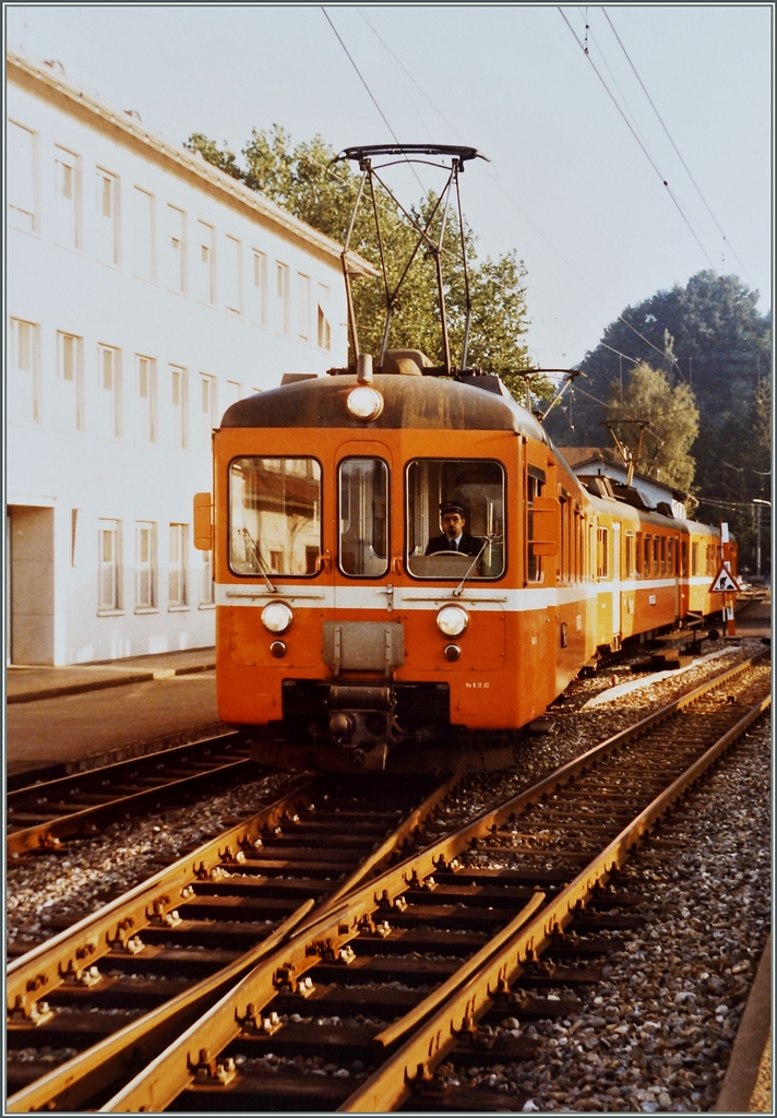 Der WSB Regionalzug 113 von Aarau nach Menziken Burg bei der Ausfahrt in Teufenthal. 
4. Sept. 1984