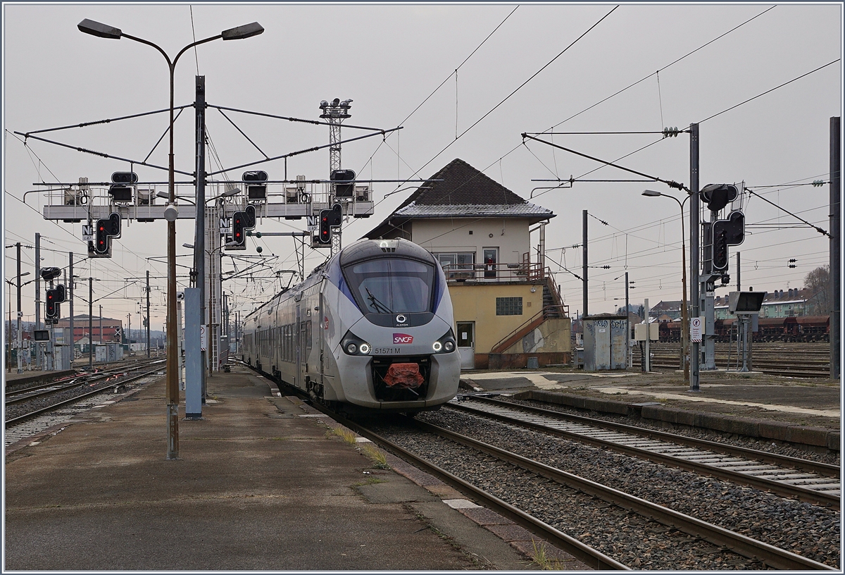 Der Z 51571, der um 12:06 als TER 94028 nach Besançon Viotte fährt, wird in Belfort bereitgestellt. 
11. Jan. 2019