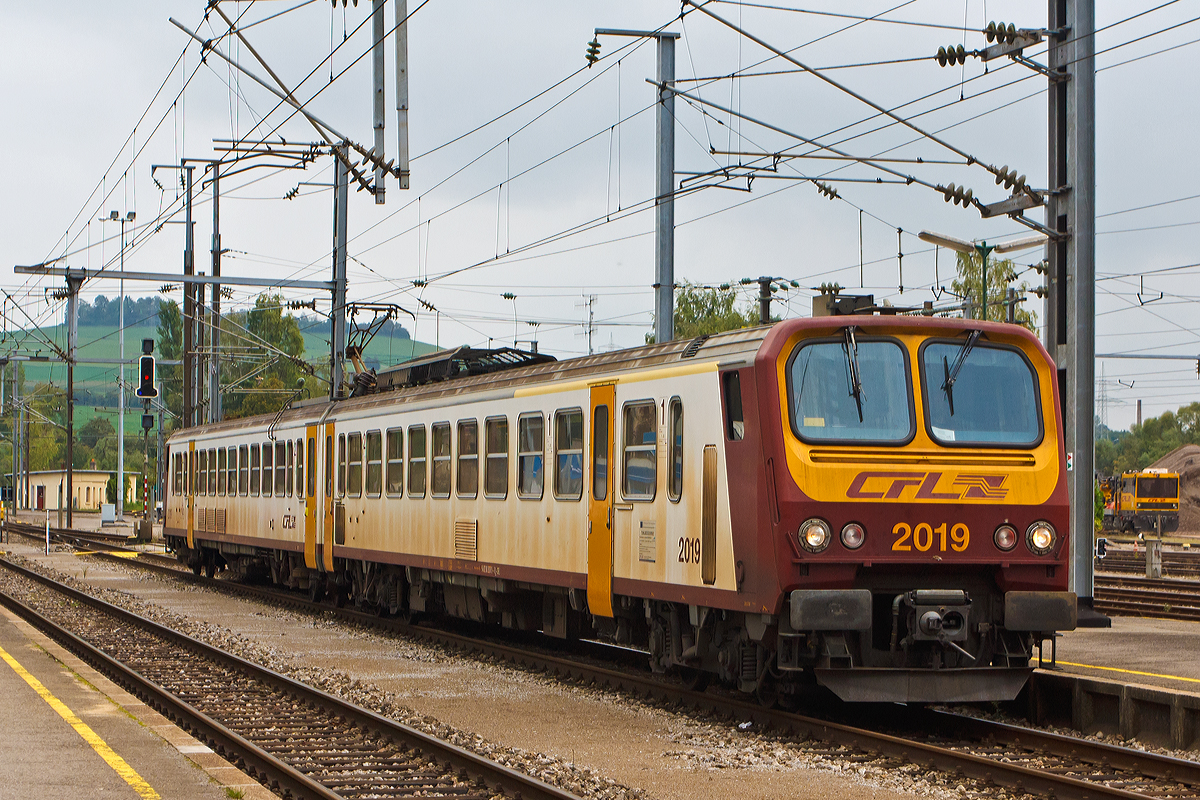 
Der  Z2  CFL  2019 fährt am 14.09.2014 in Bahnhof Ettelbrück (Ettelbréck) ein. Ein Besuch der Waschstraße wäre mal nötig gewesen, aber an diesen Tagen nicht möglich, da die Strecke nach Luxemburg Stadt gespeert war. 