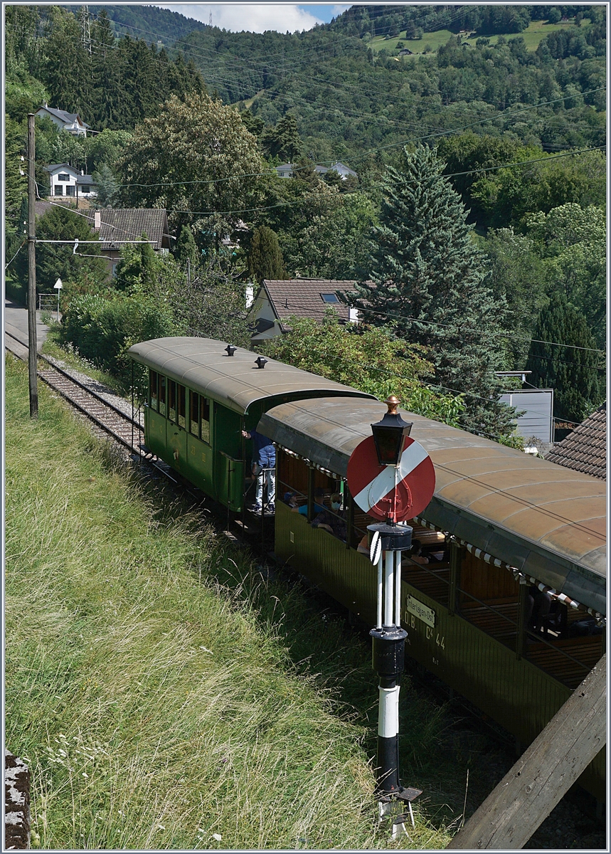 Der Zug fährt am Einfahrsignal von Blonay vorbei, die Hippsche Wendescheibe dreht sich in der Folge um 270° und zeigt nach einer guten 90° Drehung die rote Scheibe, die als Halteaufforderung sich nun in die Grundstellung nochmals um 180° drehen wird. 

26. Juli 2020