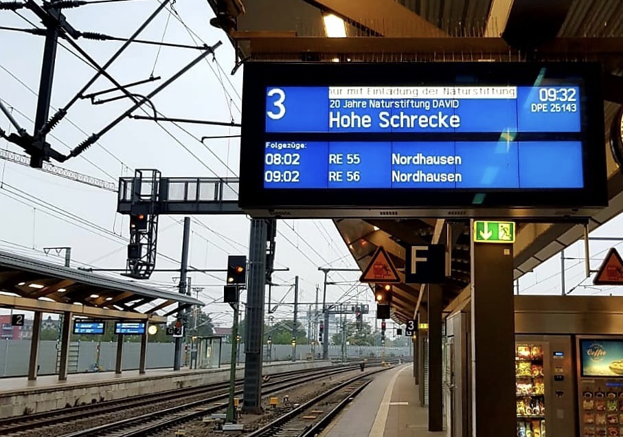 Der Zugzielanzeiger des  17. Unstrut-Schrecke-Express  zum 20j�hrigen Jubil�um der Naturstiftung DAVID, am 07.09.2018 in Erfurt Hbf (Foto: Jan Krehl)