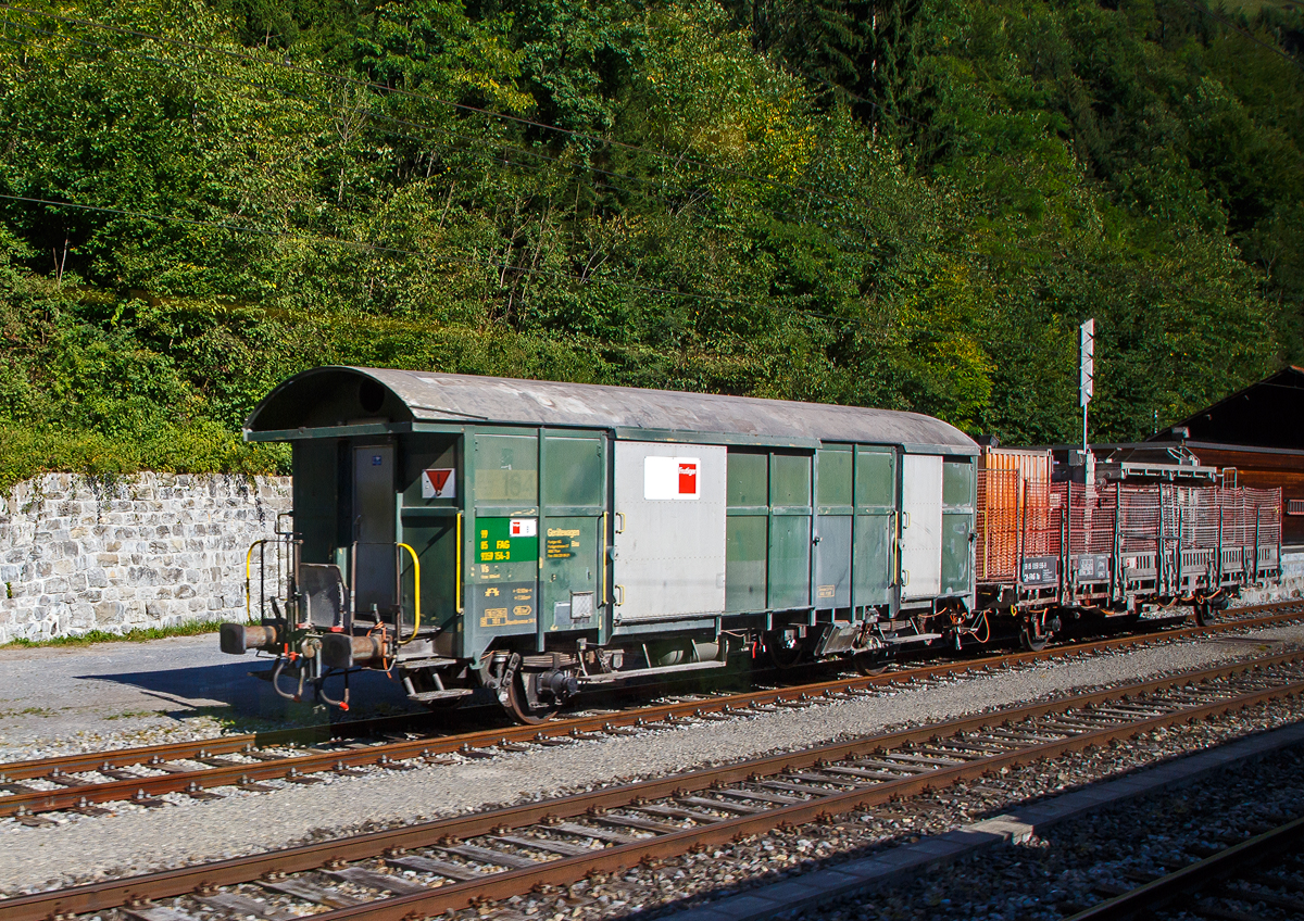 Der zweiachsige Gerätewagen Bau Ws 99 85 9359 154-3 CH-FAG und der zweiachsige Flachwagen Xs 99 85 9359 556-9 CH-FAG beide der Frutiger AG (Thun) abgestellt am 08.09.2021 beim BLS Bahnhof Blausee-Mitholz an der Lötschberg Nordrampe, aufgenommen aus einem Zug heraus.