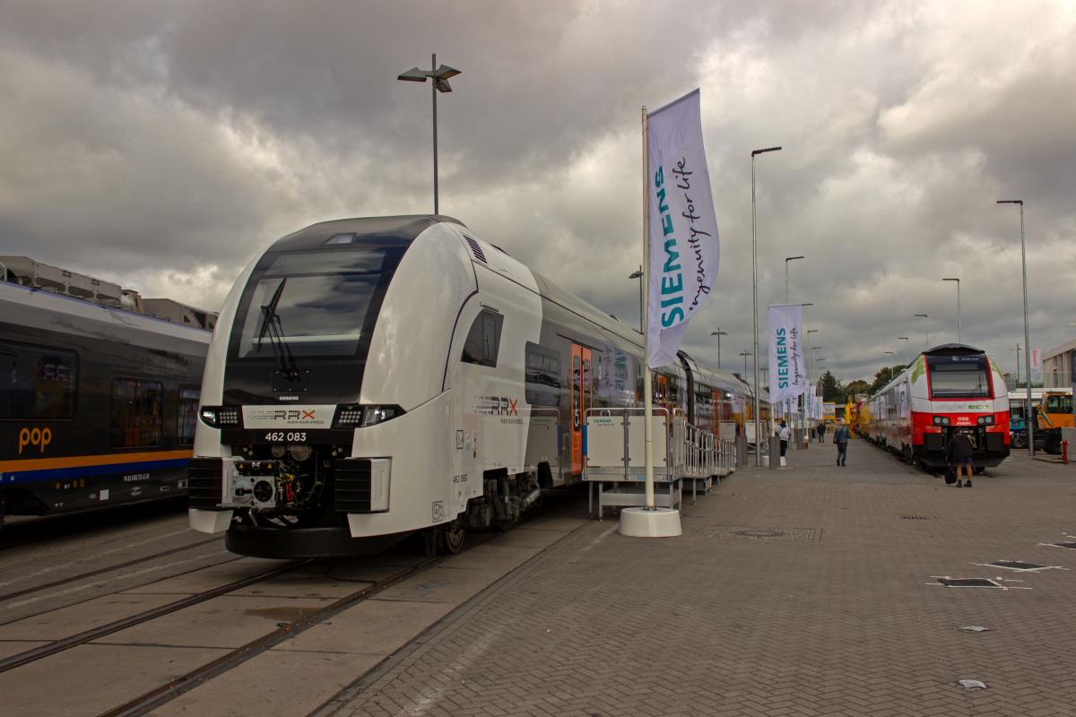 Desiro-Familientreffen mit Desiro HC 462 083 (li) und Hybrid-Desiro ML 4746 049.