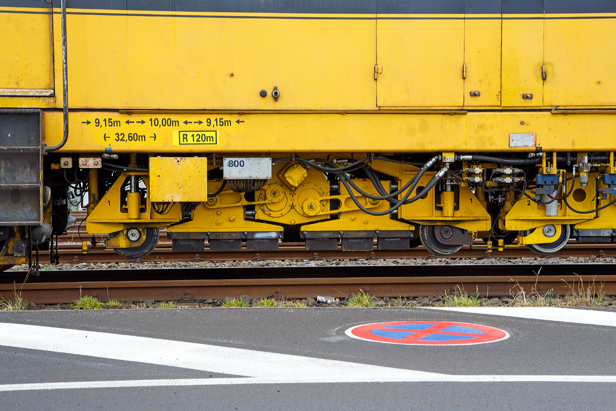 Detailbild von einem Schleifaggregat der Plasser & Theurer  Schienenschleifmaschine GWM 550 „Old Queen“ der Schweerbau (Schweres Nebenfahrzeug Nr. 97 33 10 501 17-4), abgestellt am 03.03.2016 beim ICE-Bahnhof Montabaur.