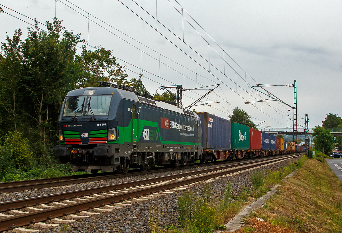 Deutsche Lok aber Schweizer Mieter und die Lok wird wohl auch durch die Schweiz fahren............
Die für die SBB Cargo International AG fahrende Siemens Vectron MS 193 257 (91 80 6193 257-3 D-ELOC) der ELL - European Locomotive Leasing fährt am 03.08.2020 mit einem KLV-Zug durch Bad Honnef in Richtung Norden.

Die Vectron MS wurde 2016 von Siemens Mobilitiy in München unter der Fabriknummer 22153 gebaut und an die ELL - European Locomotive Leasing geliefert, die sie an die SBB Cargo International AG vermietet hat. Diese Vectron Lokomotive ist als MS – Lokomotive (Multisystem-Variante) mit 6.400 kW konzipiert und zugelassen für Deutschland, Österreich, Schweiz, Italien und Niederlande, sie hat eine Höchstgeschwindigkeit von 200 km/h. So ist es möglich ohne Lokwechsel vom Mittelmeer die Nordseehäfen Rotterdam oder Hamburg an zu fahren.

Die Vectron MS hat folgende Leistungen:
Unter 15kV, 16,7Hz und 25kV, 50Hz Wechselstrom mit 6.400kW;
unter 3kV Gleichstrom mit 6.000kW sowie
unter 1,5kV Gleichstrom 3.500kW

Auf dem Dach der Lok befinden sich vier Einholmstromabnehmer
Position A Pantograf für AC 1.450 mm breit (für Schweiz)
Position B Pantograf für DC 1.450 mm breit (für Italien)
Position C Pantograf für DC 1.950 mm breit (für Niederlande)
Position D Pantograf für AC 1.950 mm breit (für Deutschland, Österreich), Position D ist hier im Bild hinten.
