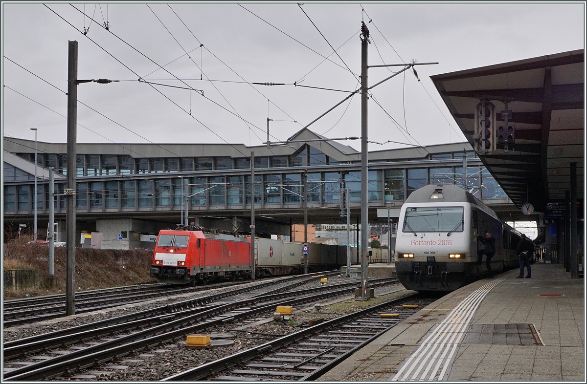 Deutsche Loks in Basel SBB in seit Jahren nicht seltens. wenn diese hingegen aus Frankreich kommt dann ist dies schon etwas anders: die DB 186 fährt ohne Halt durch Basel SBB Richtung Rangierbahnhof. Recht im Bild die Re 460 098-7 mit dem IR 2469 nach Luzern.
5. März 2016