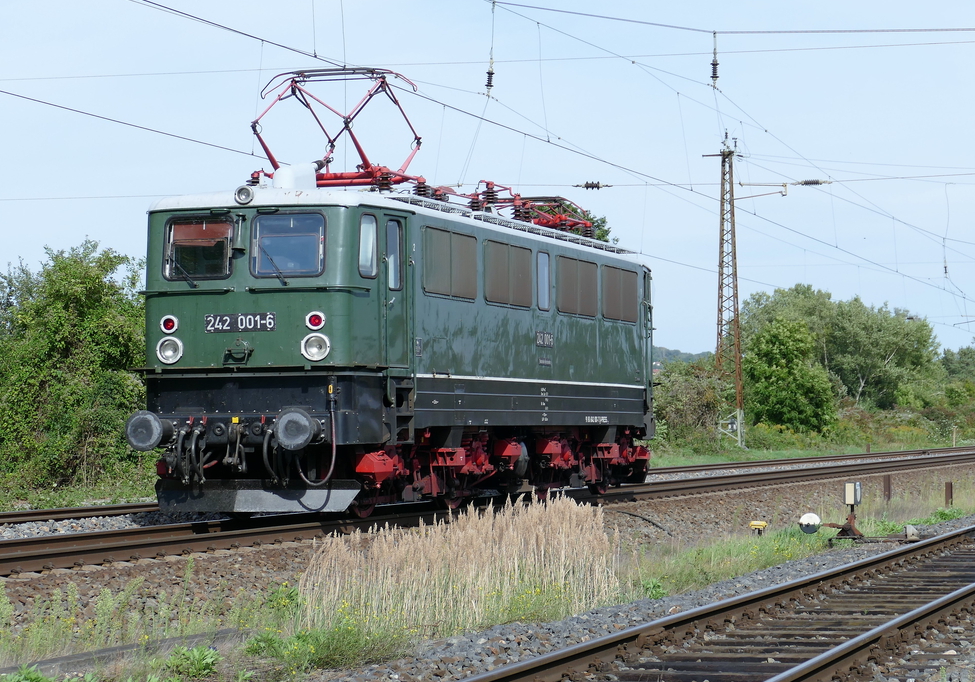 Deutsche Reichsbahn in Naumburg. PRESS 242 001 als Tfzf in Richtung Gro�korbetha, am 23.09.2021 in Naumburg.