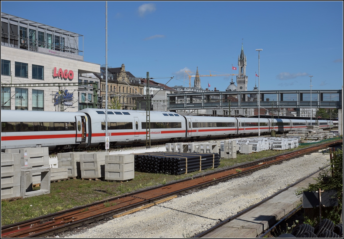 Deutschlands schnellster Klimaschützer zum Fahrgastinformationssystemtest auf Abwegen. Der auf 9 Wagen verkürzte ICE 1-Triebzug 401 055  Rosenheim  vor der Kulisse von Konstanz. August 2020. Wie man gut erkennen kann, fallen derzeit viele Fotostellen, des sonst sehr gut zugänglichen Bahnhofs weg, denn momentan werden die Bahnsteige saniert und erhöht.