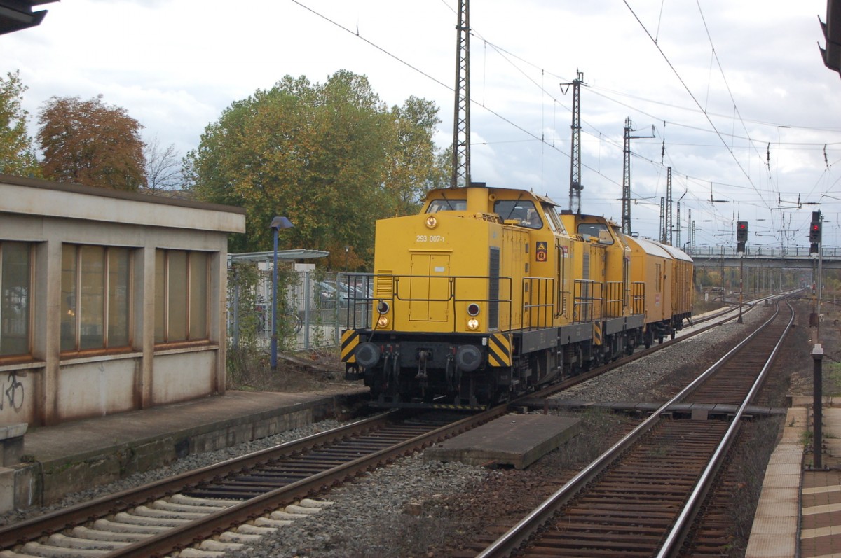 DGT 293 007 + 293 008 mit einem Bauzug Richtung Gro�korbetha, am 18.10.2013 in Naumburg Hbf. (Foto: dampflok015)