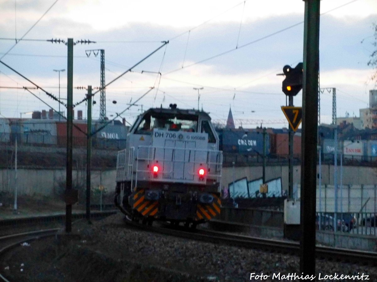 DH 706 von RheinCargo bei der Durchfahrt in Ludwigshafen (Rh) Hbf am 18.1.17