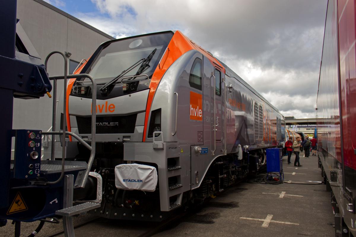 Dicht an dicht stehen die abseits der Gleisharfe abgestellten Fahrzeuge auf der Innotrans und sind somit schlecht zu fotografieren. So auch die bimodale 159 003 von Stadler, die fr die hvle vorgesehen ist.